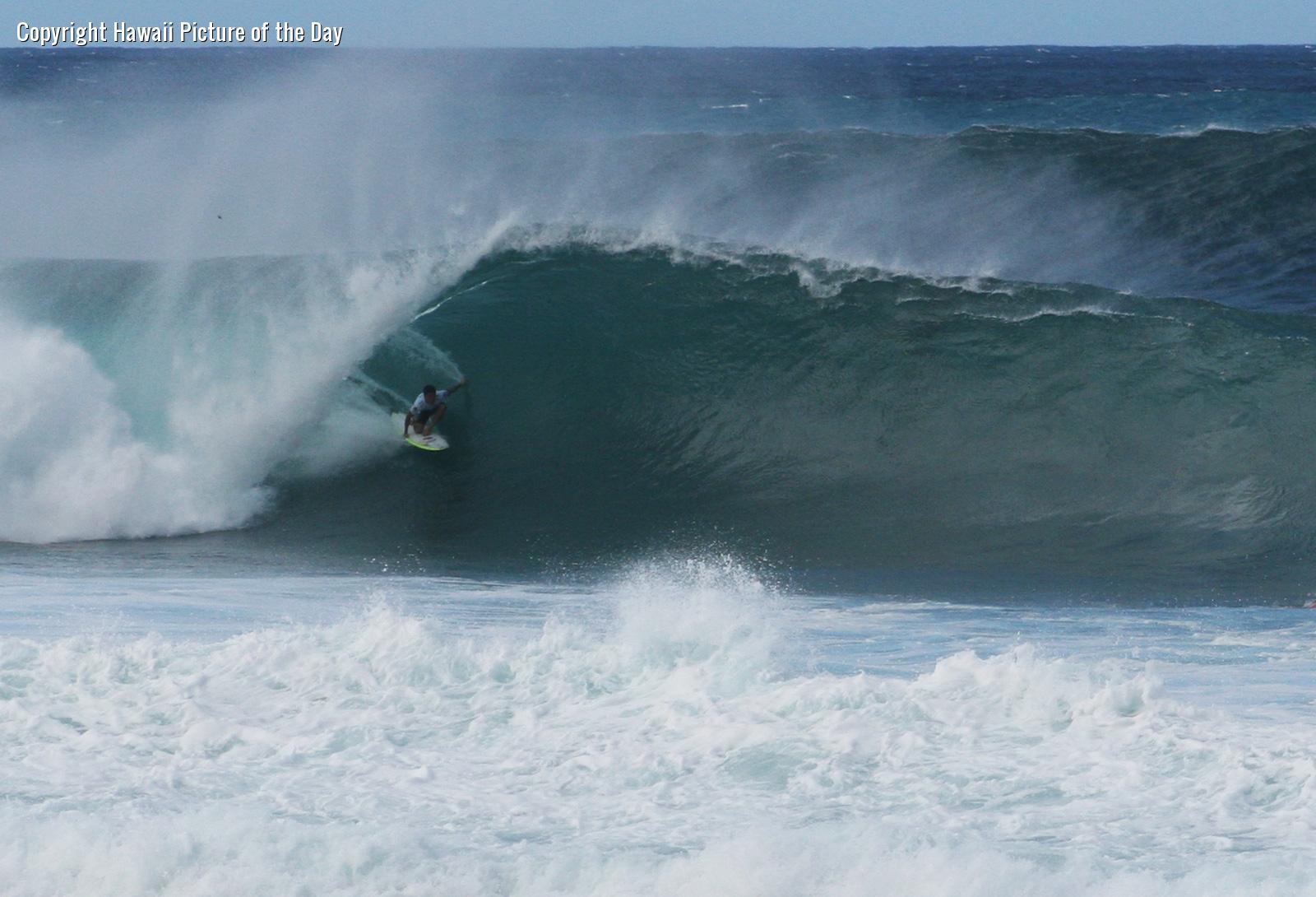 Hawaii Pipeline Surfing